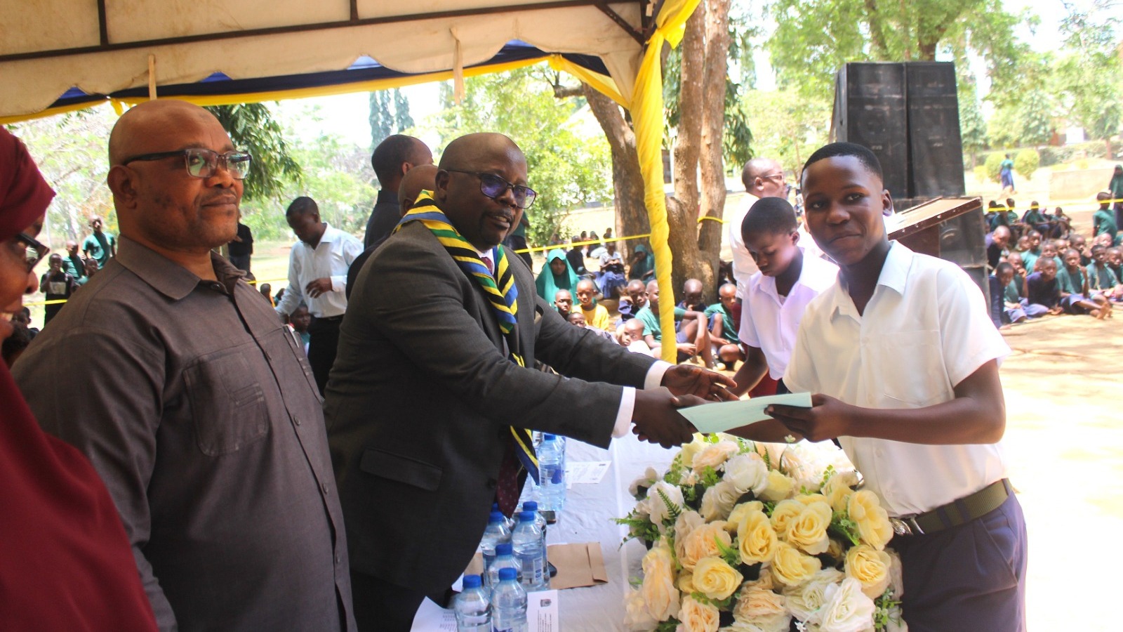 MAHAFALI YA 54, SHULE YA MSINGI TUMBI YAAHIDIWA KOMPYUTA 20.