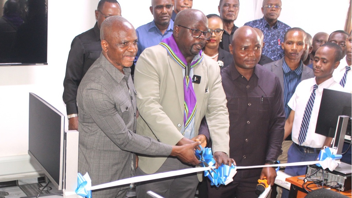 SHIRIKA LA ELIMU KIBAHA LAPOKEA MSAADA WA MAABARA YA KOMPYUTA NA SOLAR PANEL.